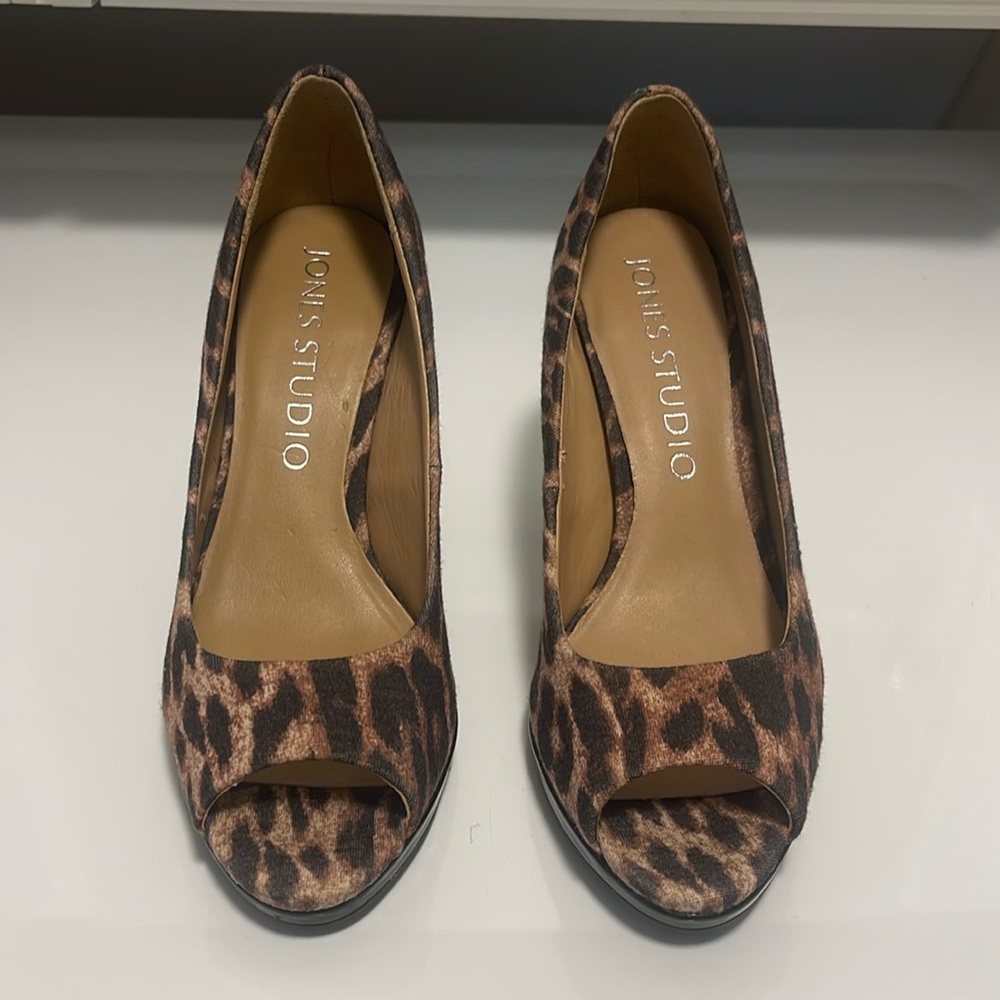 Jones Studio peep toe pump cheetah print heels. Size 6